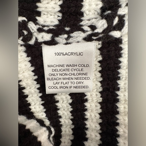 Broadway 38 Women’s Striped Black White Cropped Knit Vest NWT Size Medium - Picture 8 of 8